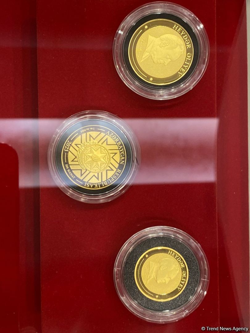 Azerbaijani Central Bank issues investment coins for the first time (PHOTO)