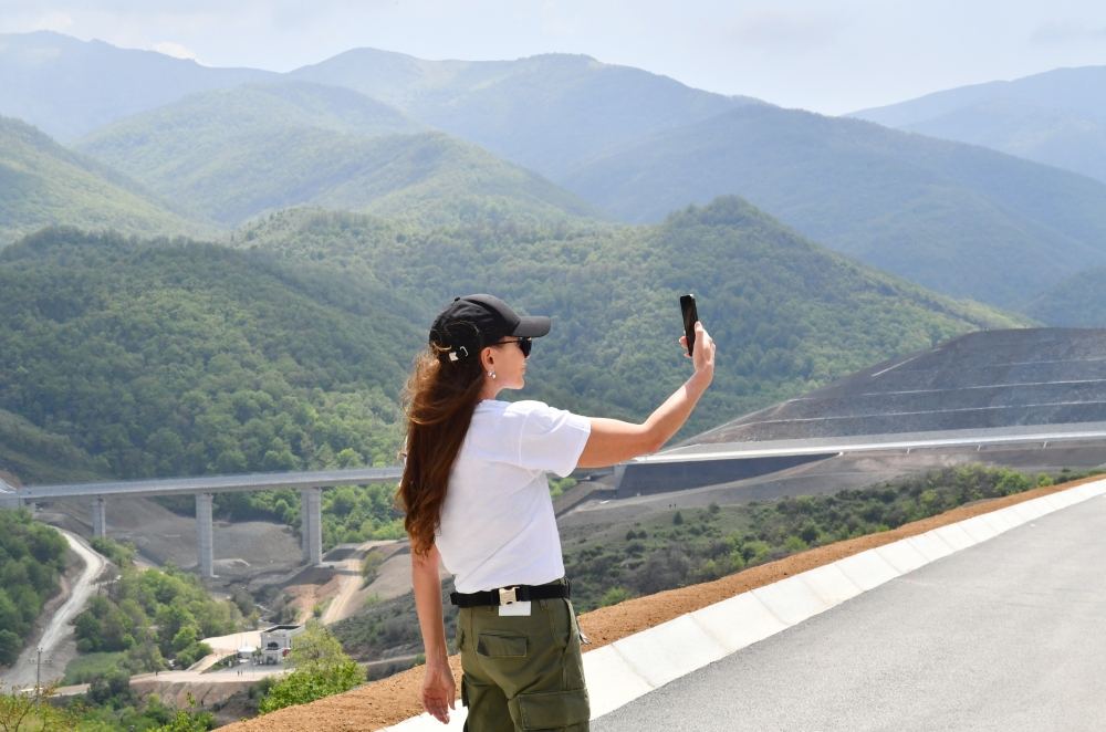 President Ilham Aliyev, First Lady Mehriban Aliyeva examine work done on Ahmadbayli-Fuzuli-Shusha highway (PHOTO/VIDEO)