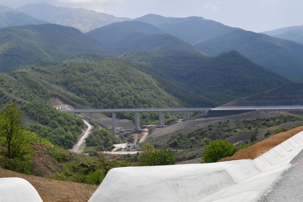 President Ilham Aliyev, First Lady Mehriban Aliyeva examine work done on Ahmadbayli-Fuzuli-Shusha highway (PHOTO/VIDEO)