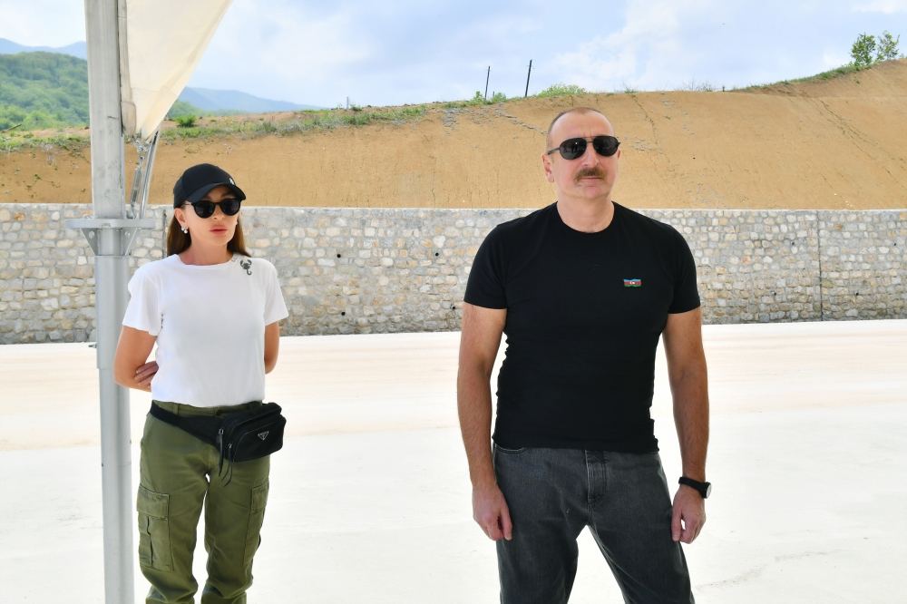 President Ilham Aliyev, First Lady Mehriban Aliyeva examine work done on Ahmadbayli-Fuzuli-Shusha highway (PHOTO/VIDEO)