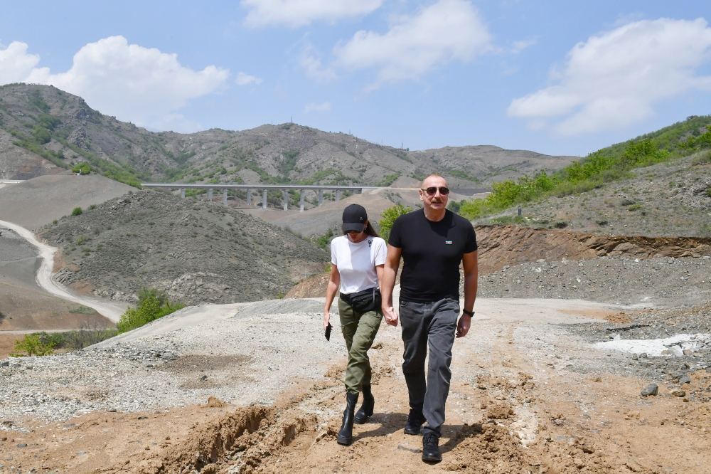 President Ilham Aliyev, First Lady Mehriban Aliyeva examine work done on Ahmadbayli-Fuzuli-Shusha highway (PHOTO/VIDEO)