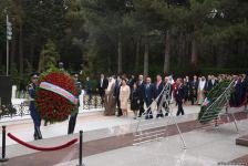 Participants of Azerbaijani Parliament's special session visit Alley of Honor and Martyrs (PHOTO)