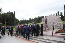 Participants of Azerbaijani Parliament's special session visit Alley of Honor and Martyrs (PHOTO)