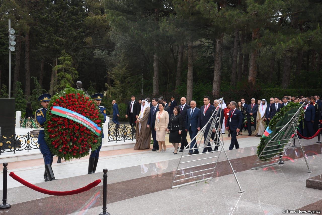 Participants of Azerbaijani Parliament's special session visit Alley of Honor and Martyrs (PHOTO)
