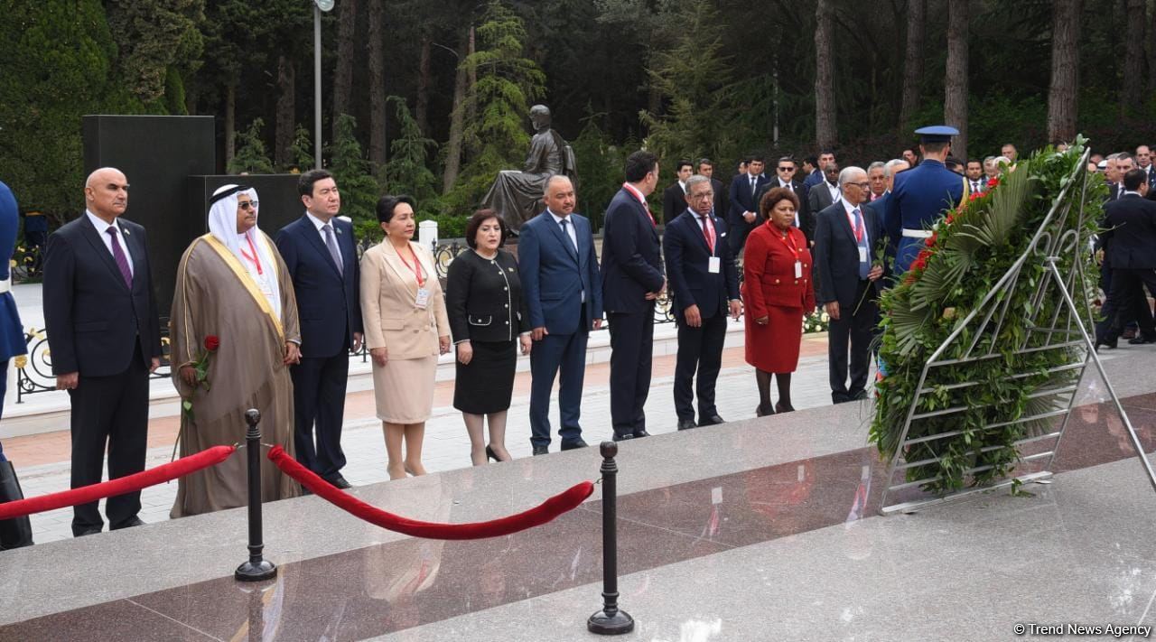 Participants of Azerbaijani Parliament's special session visit Alley of Honor and Martyrs (PHOTO)