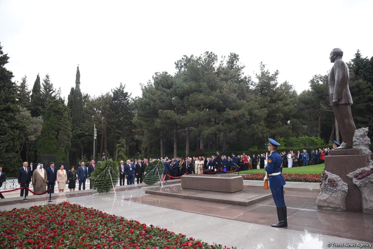 Participants of Azerbaijani Parliament's special session visit Alley of Honor and Martyrs (PHOTO)
