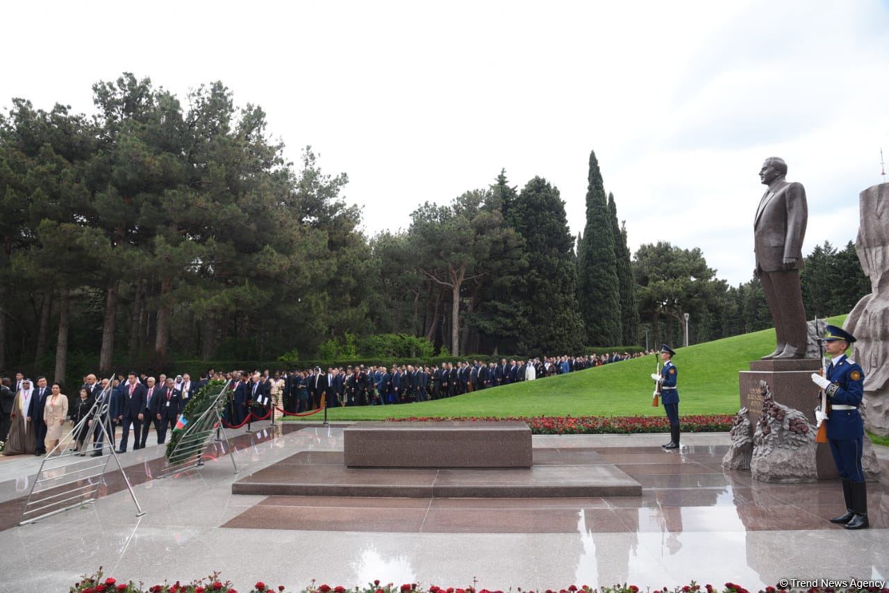 Participants of Azerbaijani Parliament's special session visit Alley of Honor and Martyrs (PHOTO)