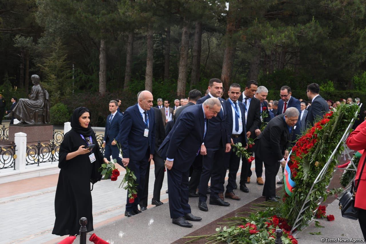 Participants of Azerbaijani Parliament's special session visit Alley of Honor and Martyrs (PHOTO)