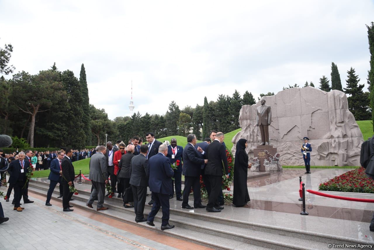 Participants of Azerbaijani Parliament's special session visit Alley of Honor and Martyrs (PHOTO)