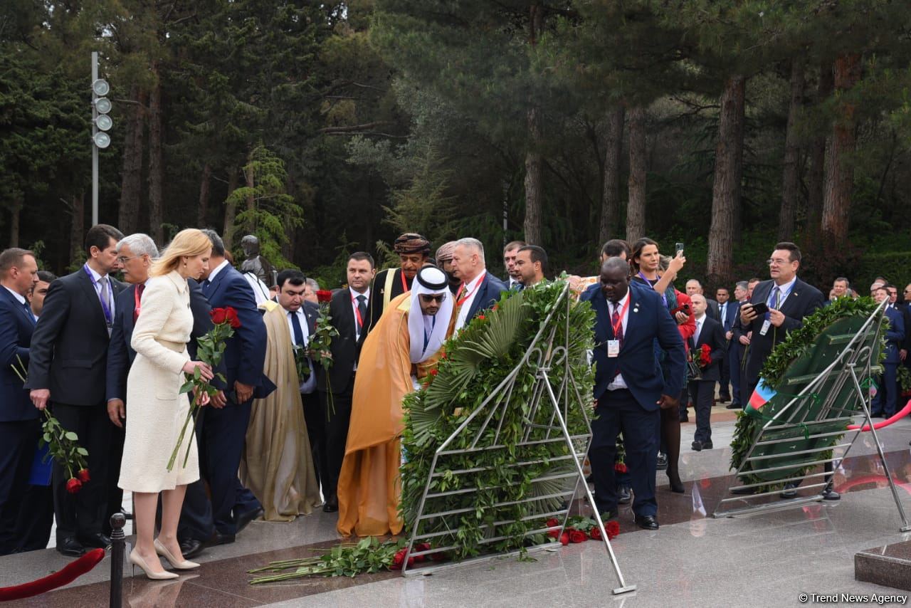 Participants of Azerbaijani Parliament's special session visit Alley of Honor and Martyrs (PHOTO)