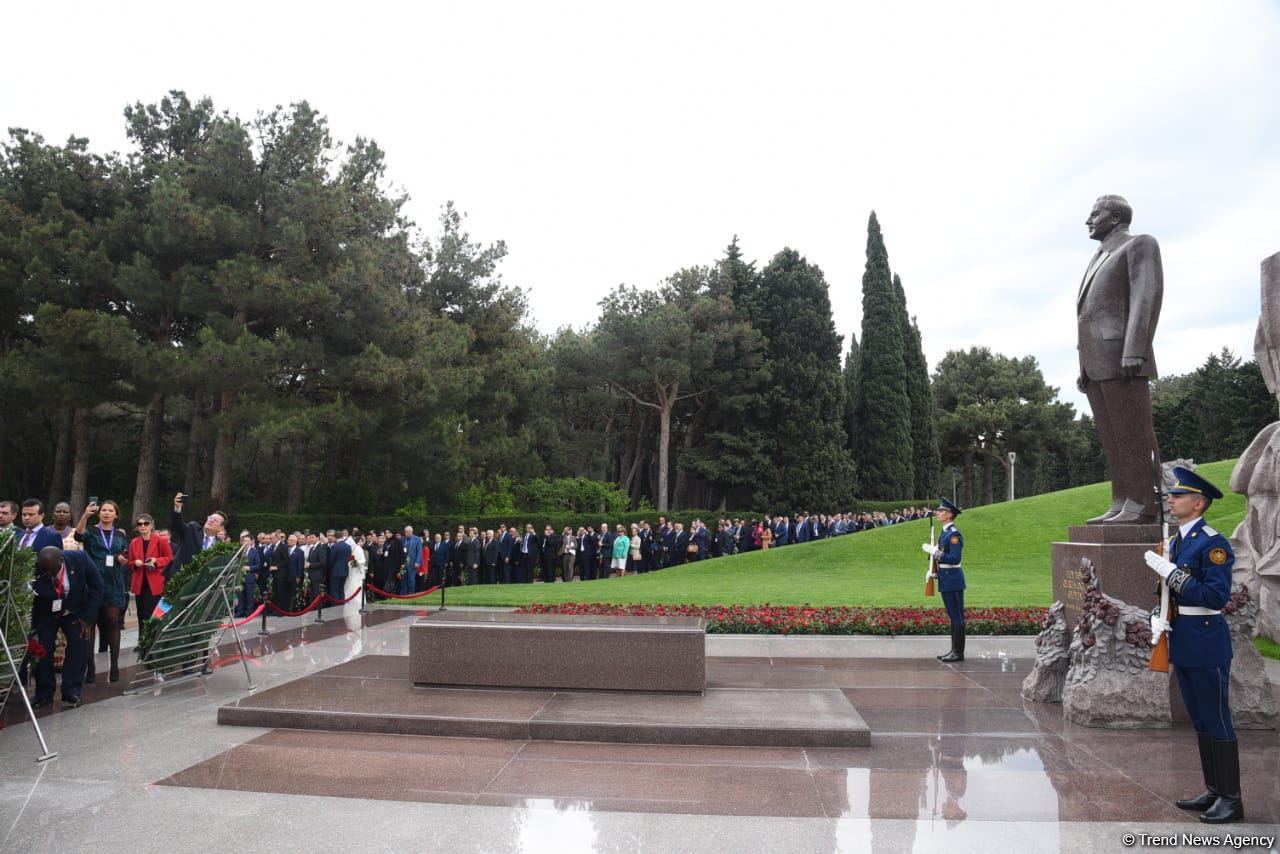 Participants of Azerbaijani Parliament's special session visit Alley of Honor and Martyrs (PHOTO)