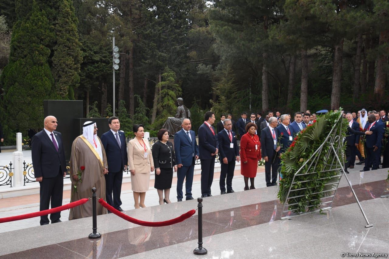 Participants of Azerbaijani Parliament's special session visit Alley of Honor and Martyrs (PHOTO)