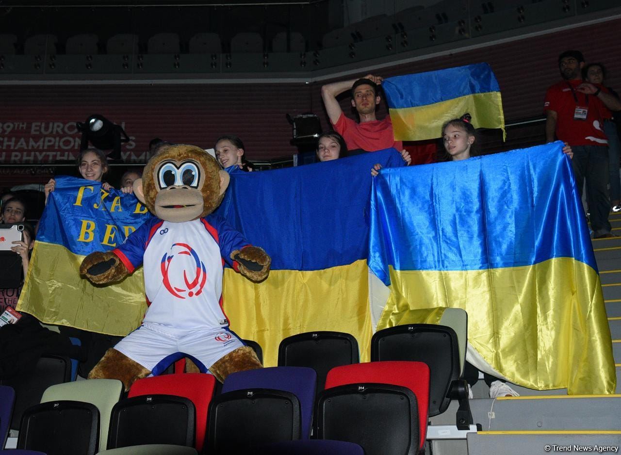 Mascot Luigi entertains audience and gymnasts at 39th European Championship in Rhythmic Gymnastics (PHOTO)