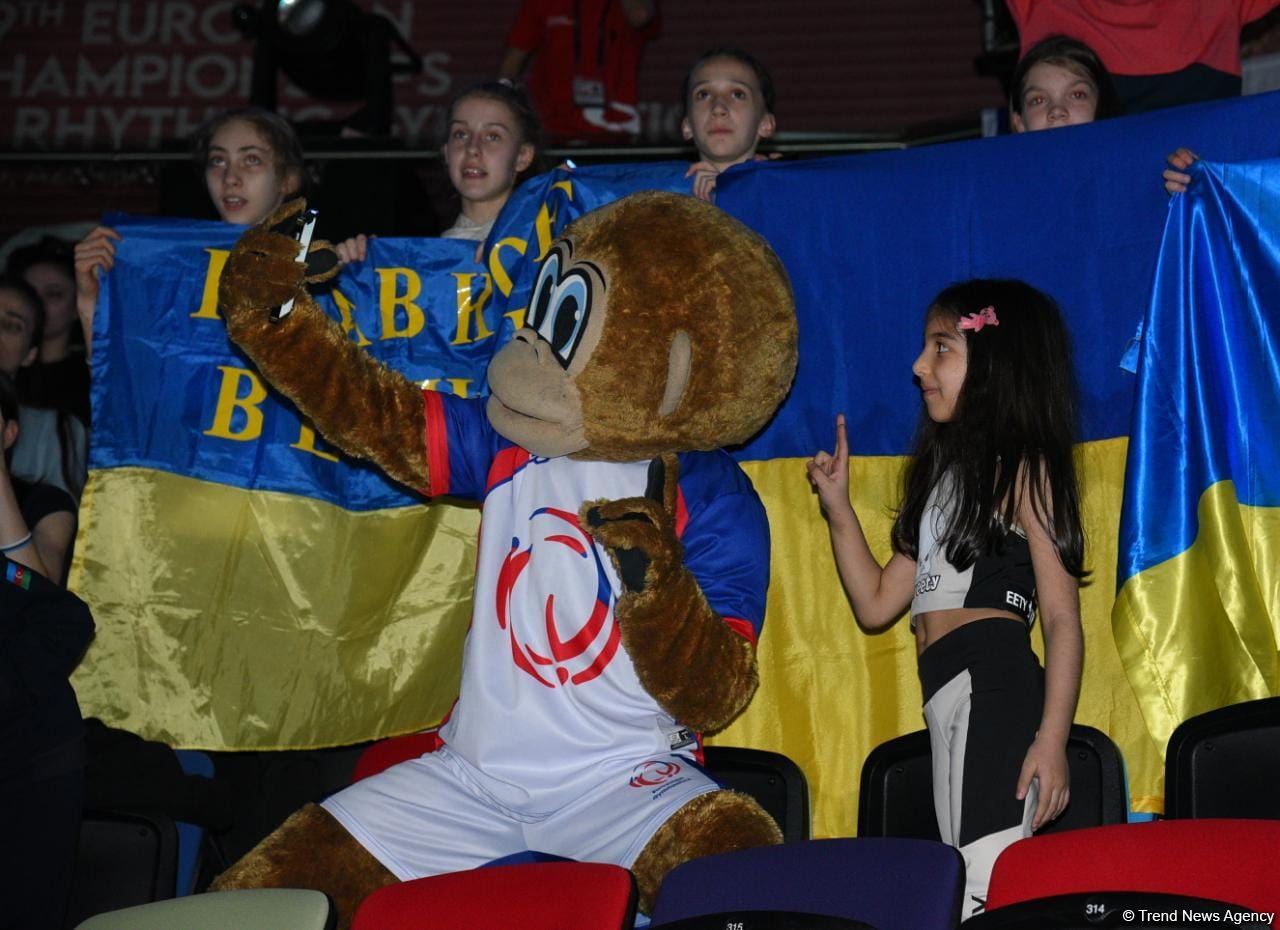 Mascot Luigi entertains audience and gymnasts at 39th European Championship in Rhythmic Gymnastics (PHOTO)
