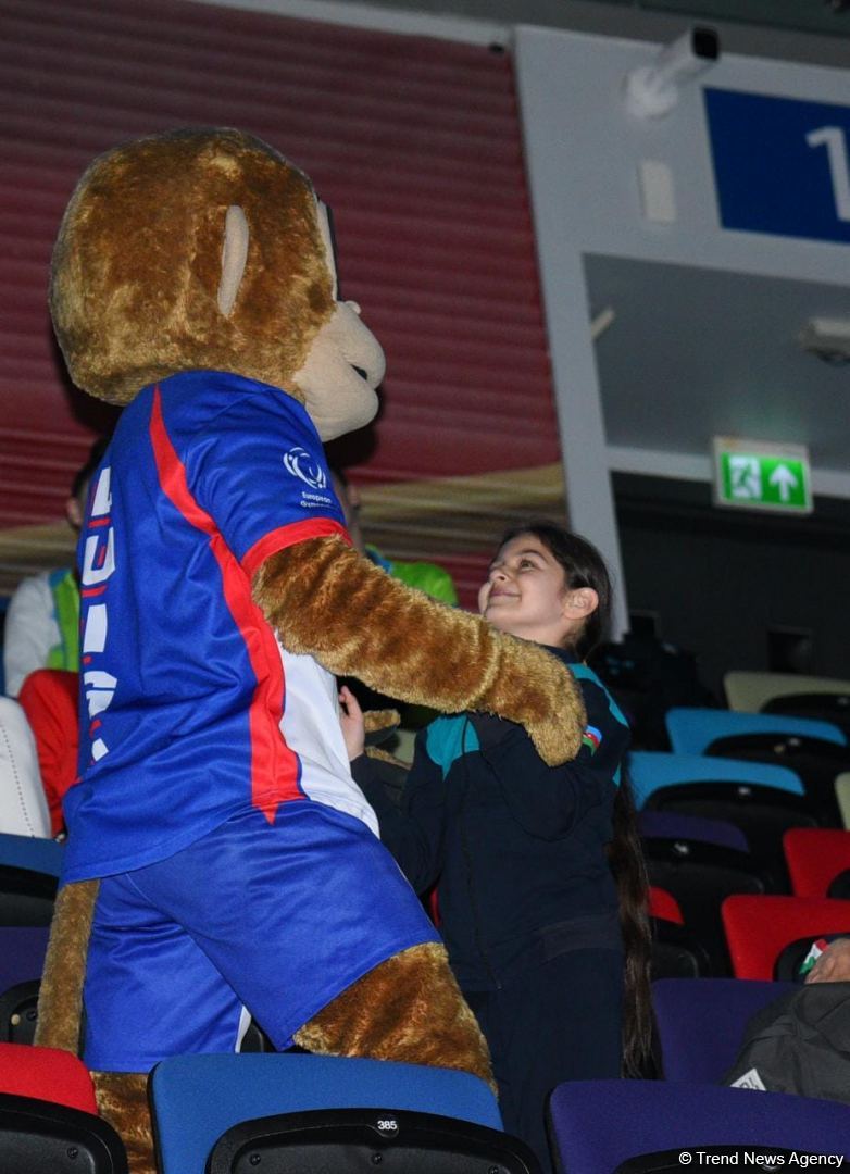 Mascot Luigi entertains audience and gymnasts at 39th European Championship in Rhythmic Gymnastics (PHOTO)