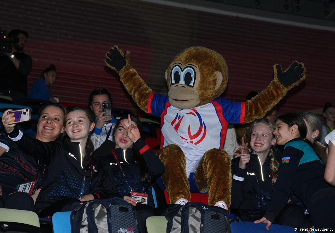 Mascot Luigi entertains audience and gymnasts at 39th European Championship in Rhythmic Gymnastics (PHOTO)