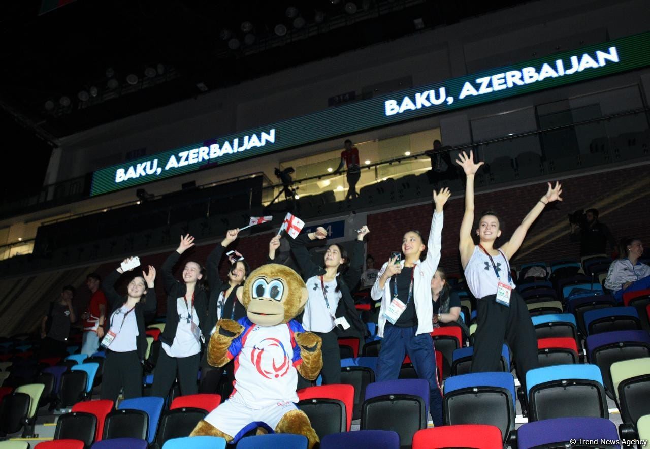 Mascot Luigi entertains audience and gymnasts at 39th European Championship in Rhythmic Gymnastics (PHOTO)