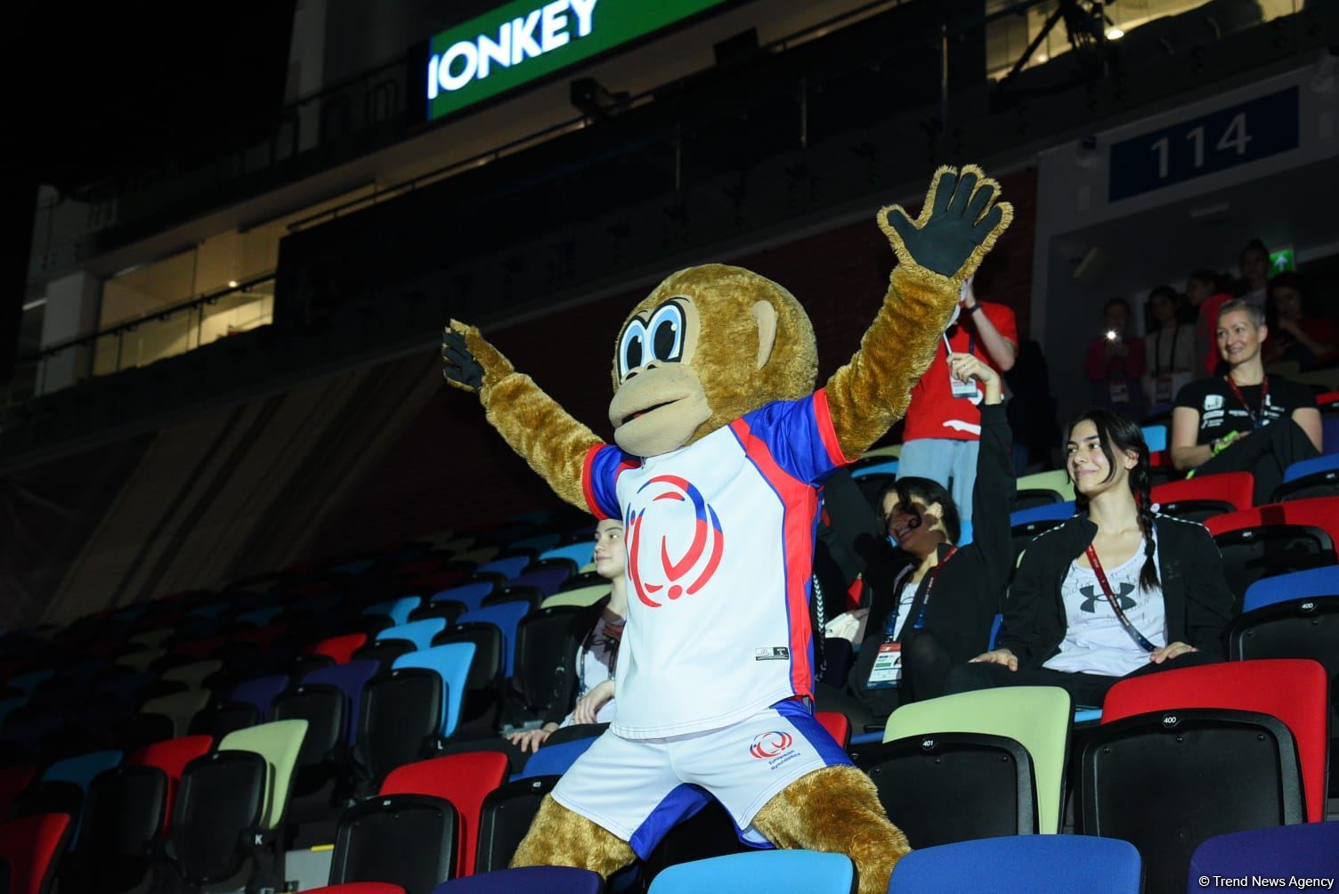 Mascot Luigi entertains audience and gymnasts at 39th European Championship in Rhythmic Gymnastics (PHOTO)