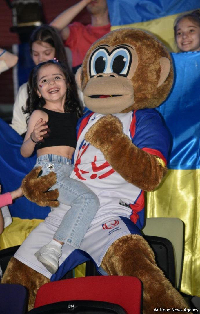 Mascot Luigi entertains audience and gymnasts at 39th European Championship in Rhythmic Gymnastics (PHOTO)