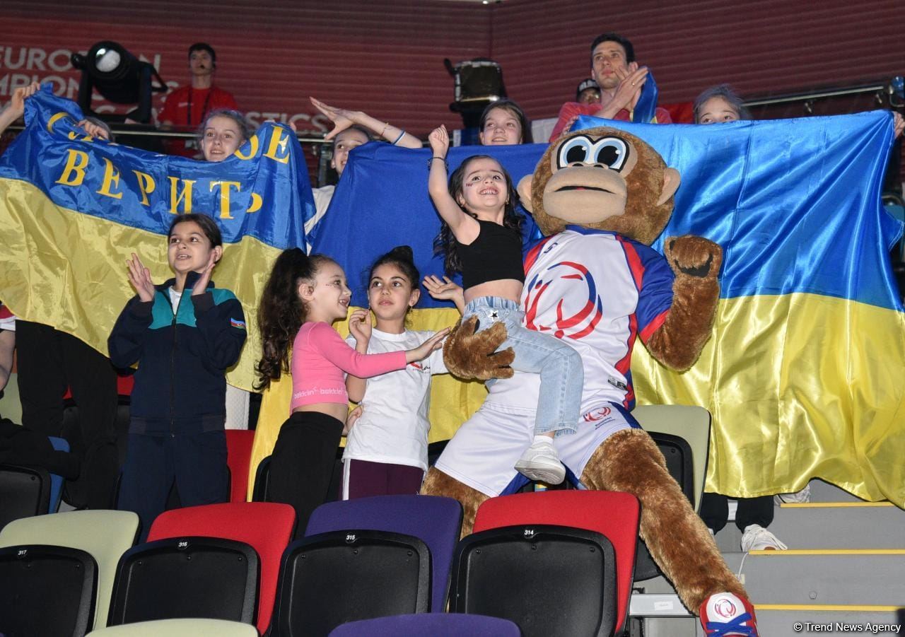 Mascot Luigi entertains audience and gymnasts at 39th European Championship in Rhythmic Gymnastics (PHOTO)