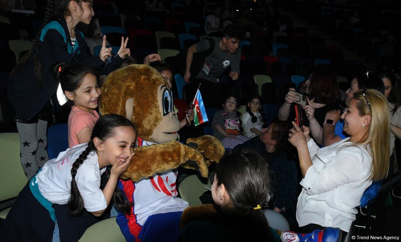 Mascot Luigi entertains audience and gymnasts at 39th European Championship in Rhythmic Gymnastics (PHOTO)