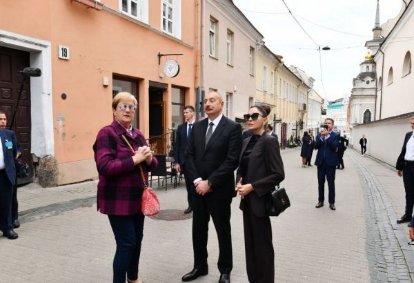 President Ilham Aliyev, First Lady Mehriban Aliyeva walk around Old Town of Vilnius (PHOTO/VIDEO)