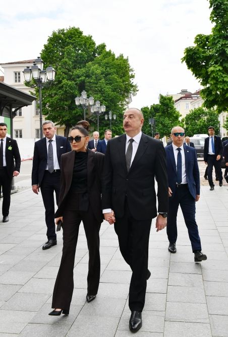 President Ilham Aliyev, First Lady Mehriban Aliyeva walk around Old Town of Vilnius (PHOTO/VIDEO)