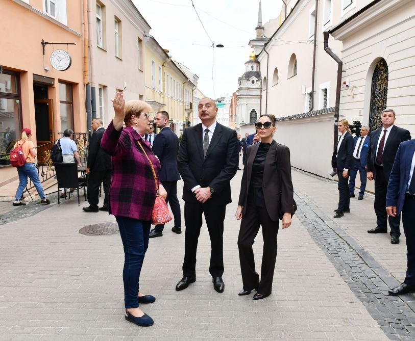 President Ilham Aliyev, First Lady Mehriban Aliyeva walk around Old Town of Vilnius (PHOTO/VIDEO)