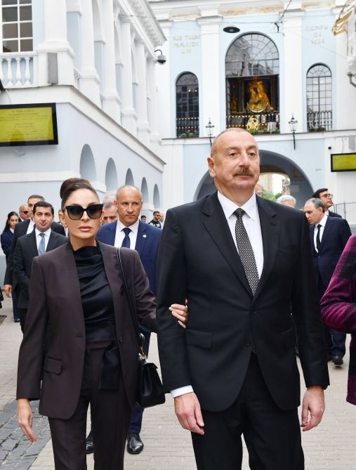 President Ilham Aliyev, First Lady Mehriban Aliyeva walk around Old Town of Vilnius (PHOTO/VIDEO)