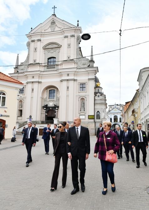 President Ilham Aliyev, First Lady Mehriban Aliyeva walk around Old Town of Vilnius (PHOTO/VIDEO)
