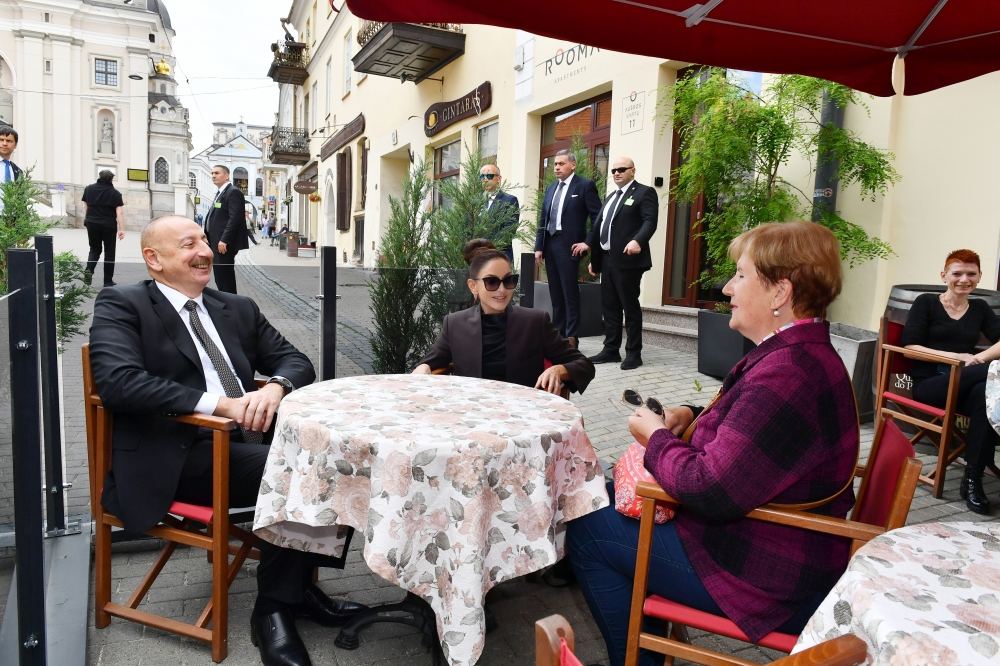 President Ilham Aliyev, First Lady Mehriban Aliyeva walk around Old Town of Vilnius (PHOTO/VIDEO)