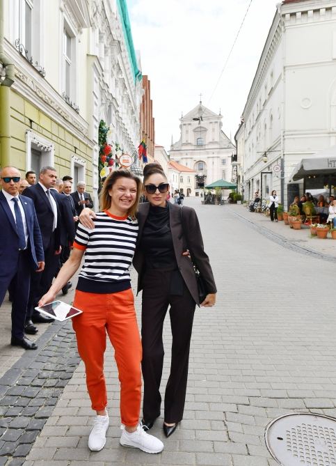 President Ilham Aliyev, First Lady Mehriban Aliyeva walk around Old Town of Vilnius (PHOTO/VIDEO)