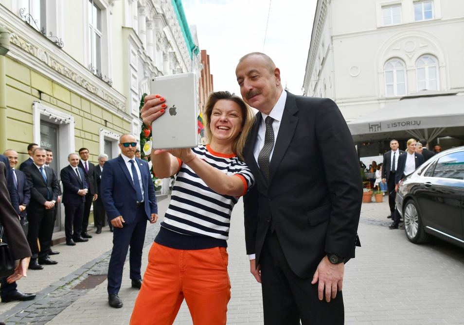 President Ilham Aliyev, First Lady Mehriban Aliyeva walk around Old Town of Vilnius (PHOTO/VIDEO)