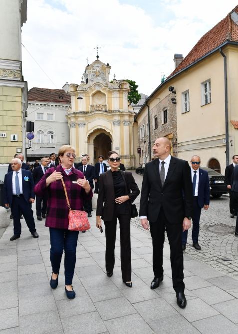 President Ilham Aliyev, First Lady Mehriban Aliyeva walk around Old Town of Vilnius (PHOTO/VIDEO)