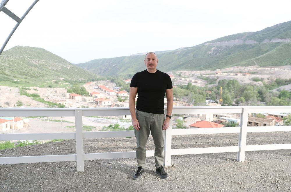 President Ilham Aliyev got acquainted with progress of construction work in village of Zabukh in Lachin district (PHOTO/VIDEO)