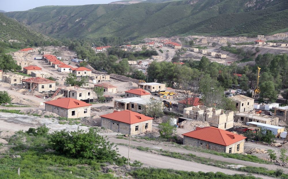 President Ilham Aliyev got acquainted with progress of construction work in village of Zabukh in Lachin district (PHOTO/VIDEO)