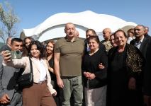 President Ilham Aliyev meets people who returned in Lachin, presents them house keys (PHOTO/VIDEO)