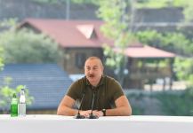 President Ilham Aliyev meets people who returned in Lachin, presents them house keys (PHOTO/VIDEO)