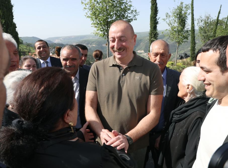 President Ilham Aliyev meets people who returned in Lachin, presents them house keys (PHOTO/VIDEO)