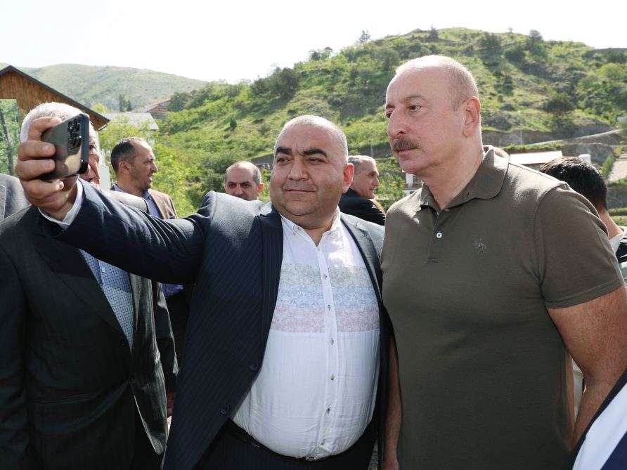 President Ilham Aliyev meets people who returned in Lachin, presents them house keys (PHOTO/VIDEO)
