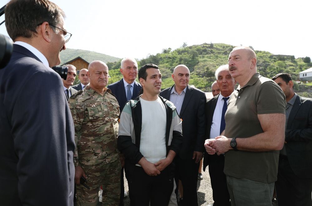 President Ilham Aliyev meets people who returned in Lachin, presents them house keys (PHOTO/VIDEO)