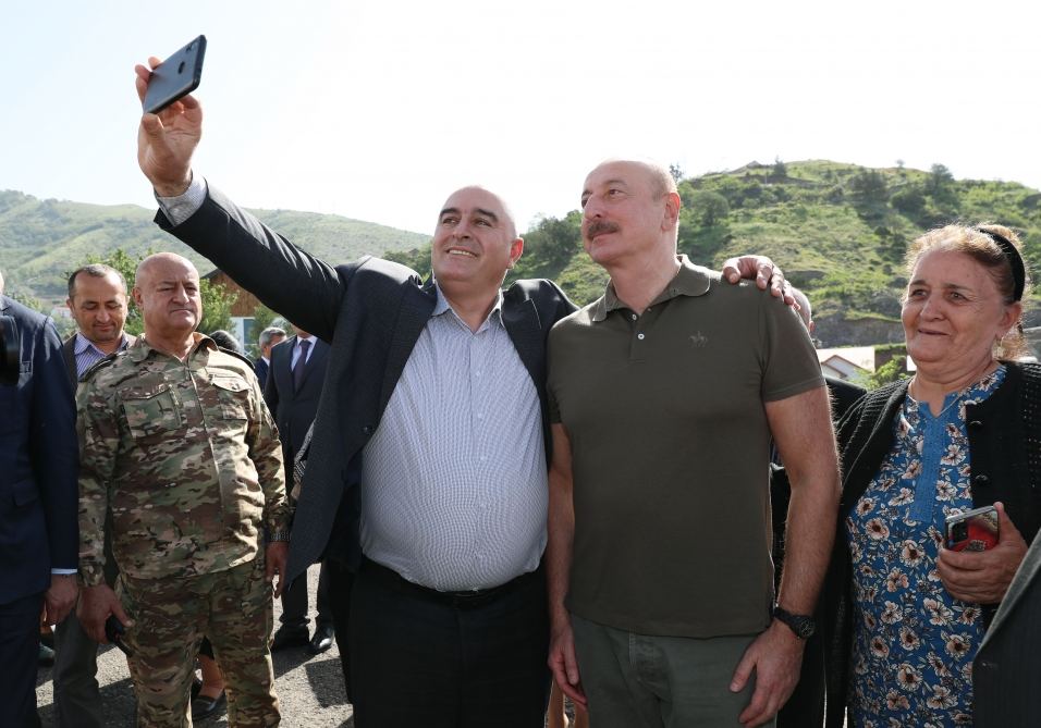 President Ilham Aliyev meets people who returned in Lachin, presents them house keys (PHOTO/VIDEO)