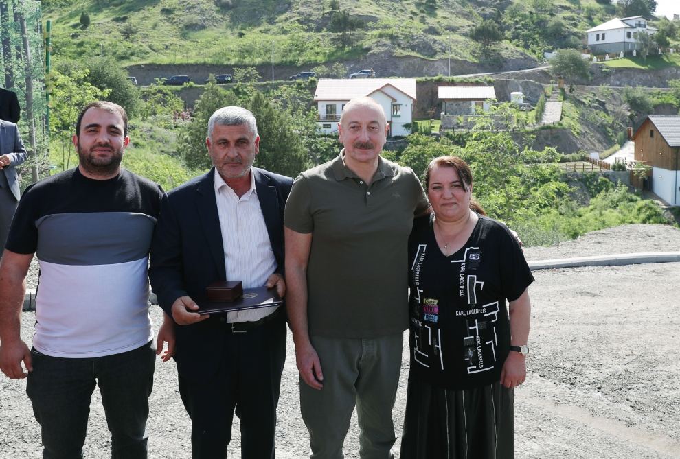 President Ilham Aliyev meets people who returned in Lachin, presents them house keys (PHOTO/VIDEO)