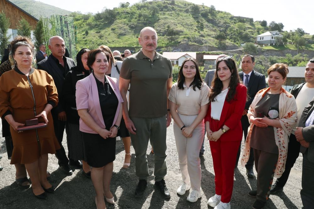 President Ilham Aliyev meets people who returned in Lachin, presents them house keys (PHOTO/VIDEO)