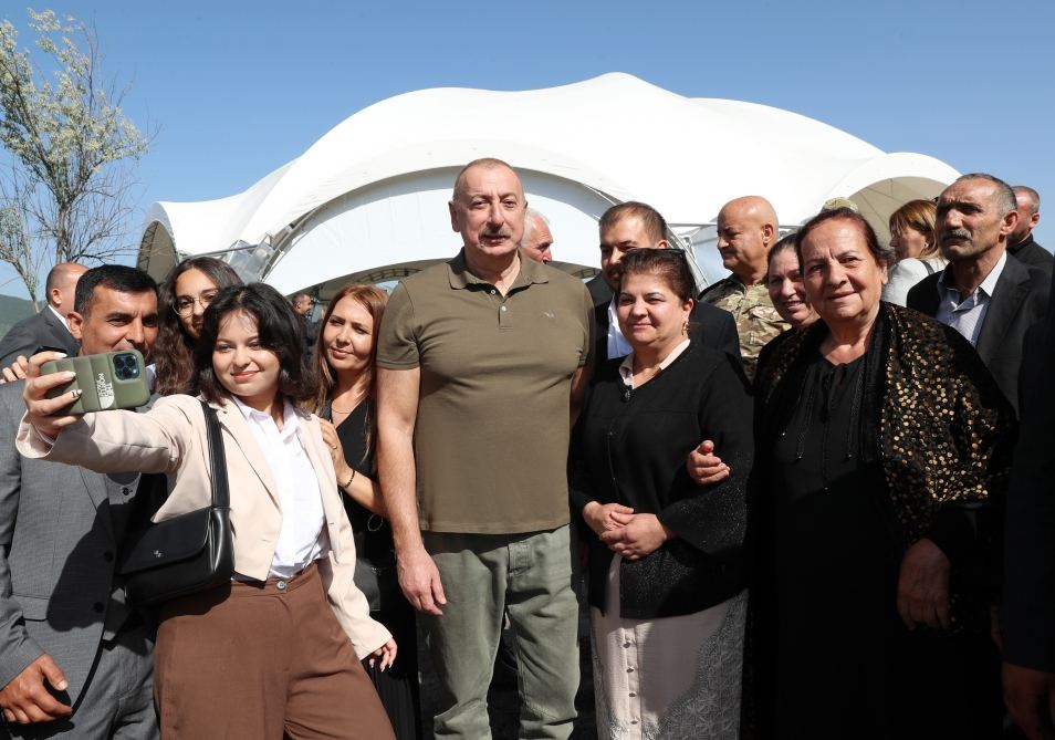 President Ilham Aliyev meets people who returned in Lachin, presents them house keys (PHOTO/VIDEO)