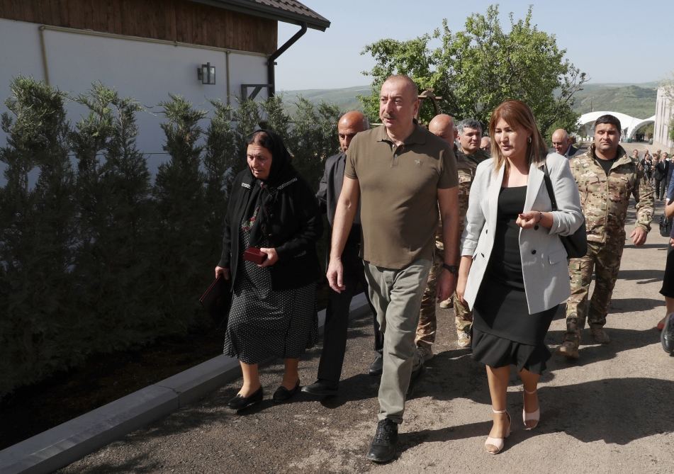 President Ilham Aliyev meets people who returned in Lachin, presents them house keys (PHOTO/VIDEO)