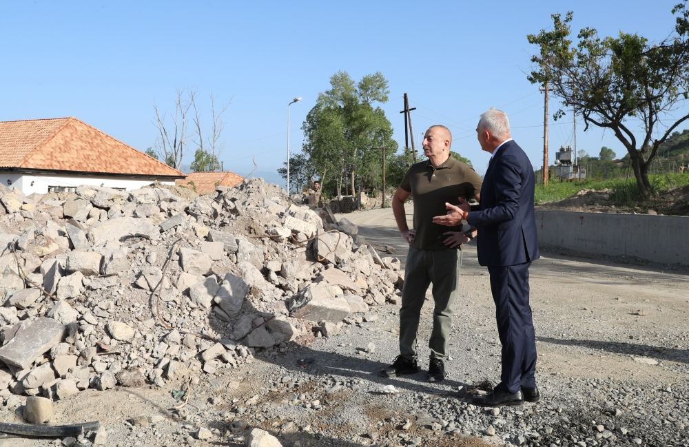 President Ilham Aliyev participates in unveiling ceremony of signs at intersection of Heydar Aliyev, Zafar and May 28 streets in Lachin (PHOTO/VIDEO)