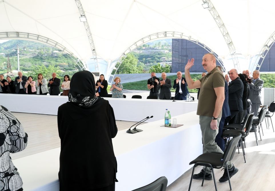 President Ilham Aliyev meets people who returned in Lachin, presents them house keys (PHOTO/VIDEO)