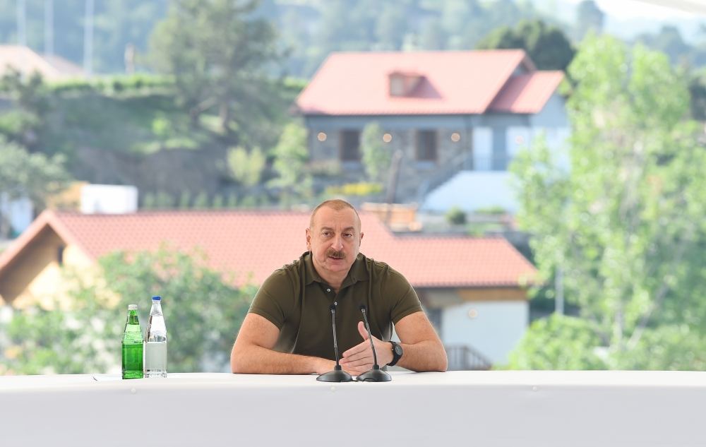 President Ilham Aliyev meets people who returned in Lachin, presents them house keys (PHOTO/VIDEO)