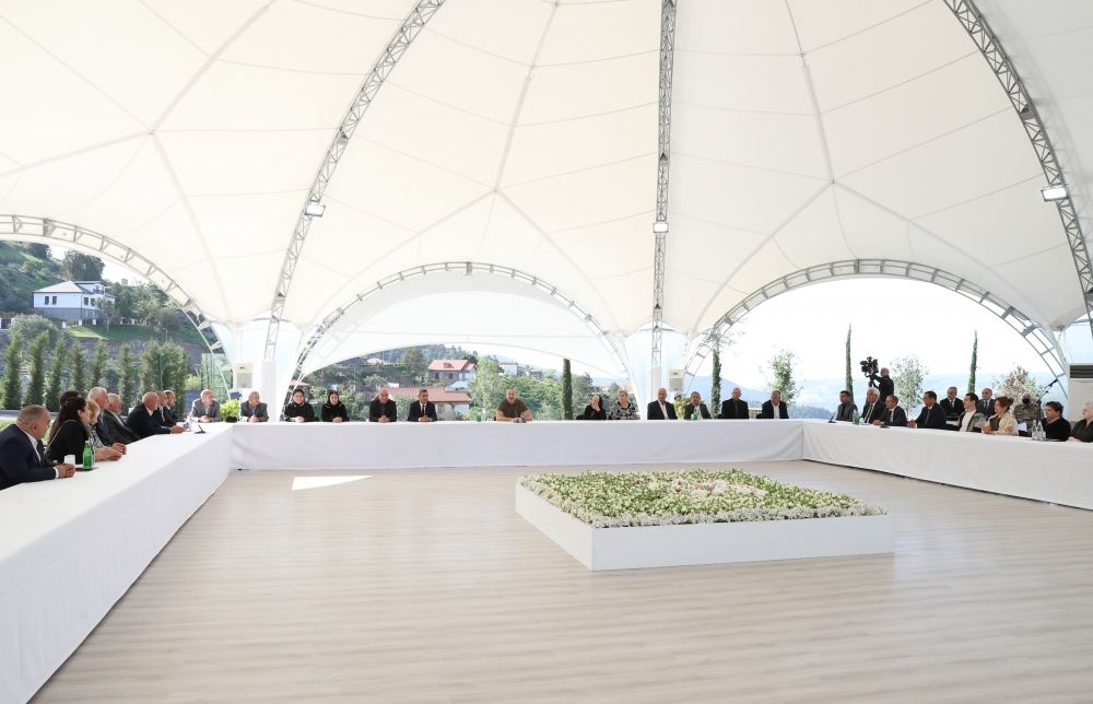 President Ilham Aliyev meets people who returned in Lachin, presents them house keys (PHOTO/VIDEO)